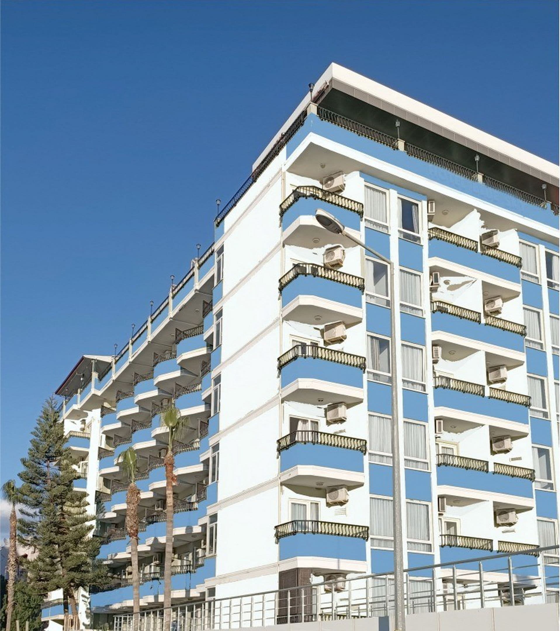 Big Blue Sky Hotel - 21