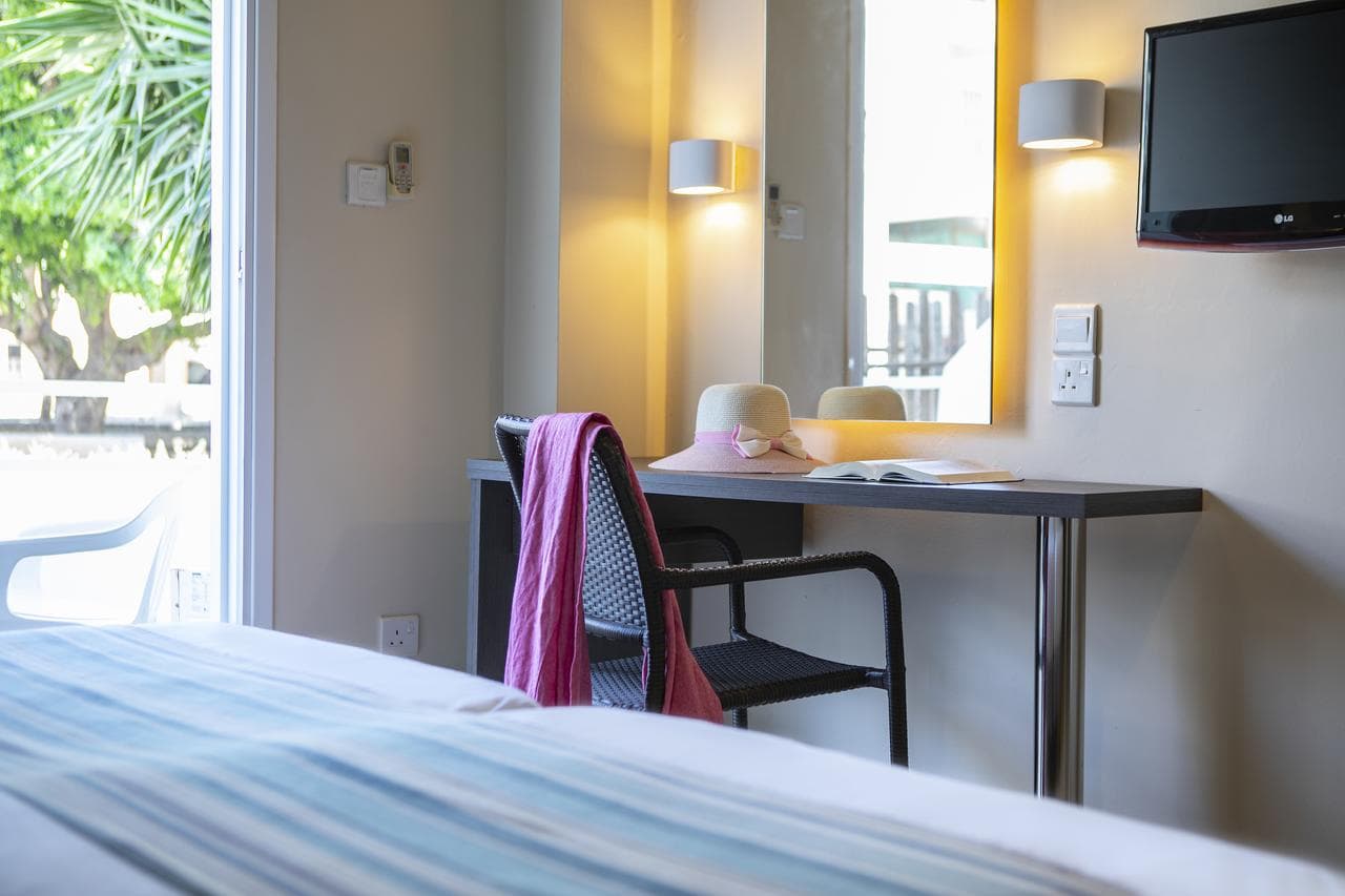 Hotel Mayfair Gardens - 4