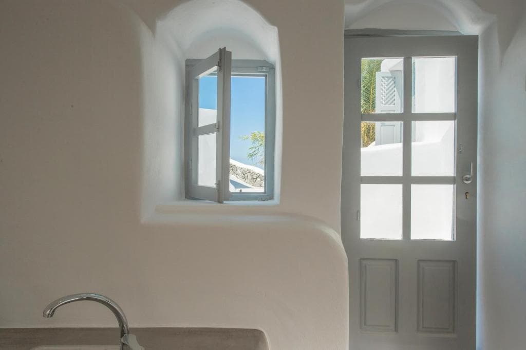 Aqua Serenity Santorini Luxury Suites - 28