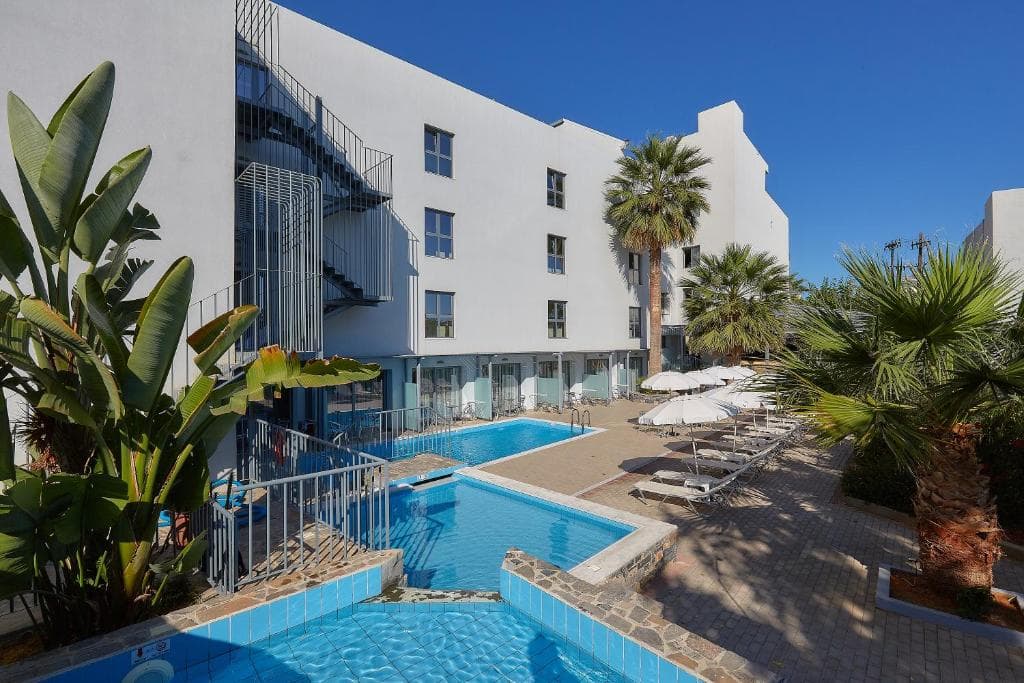 Pollis Hotel - 1