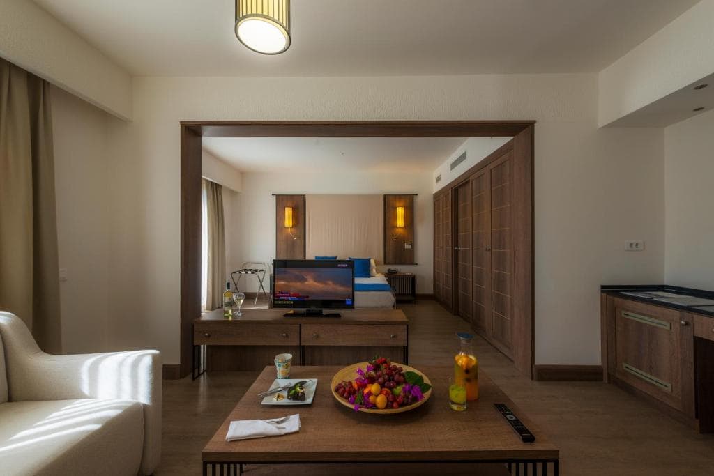 Liv Hotel By Bellazure - 14