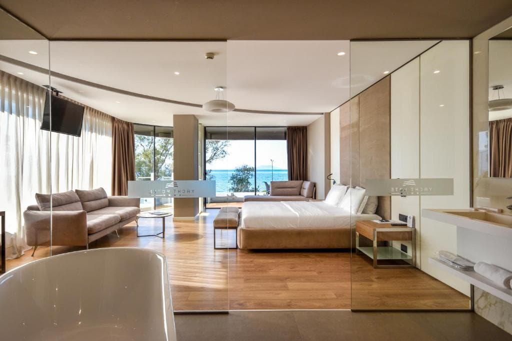 Hotel Yacht - 2