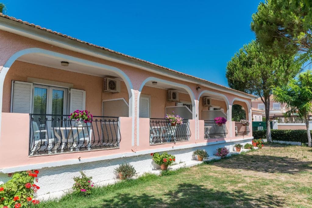 Roussas Studios and Apartments - 1