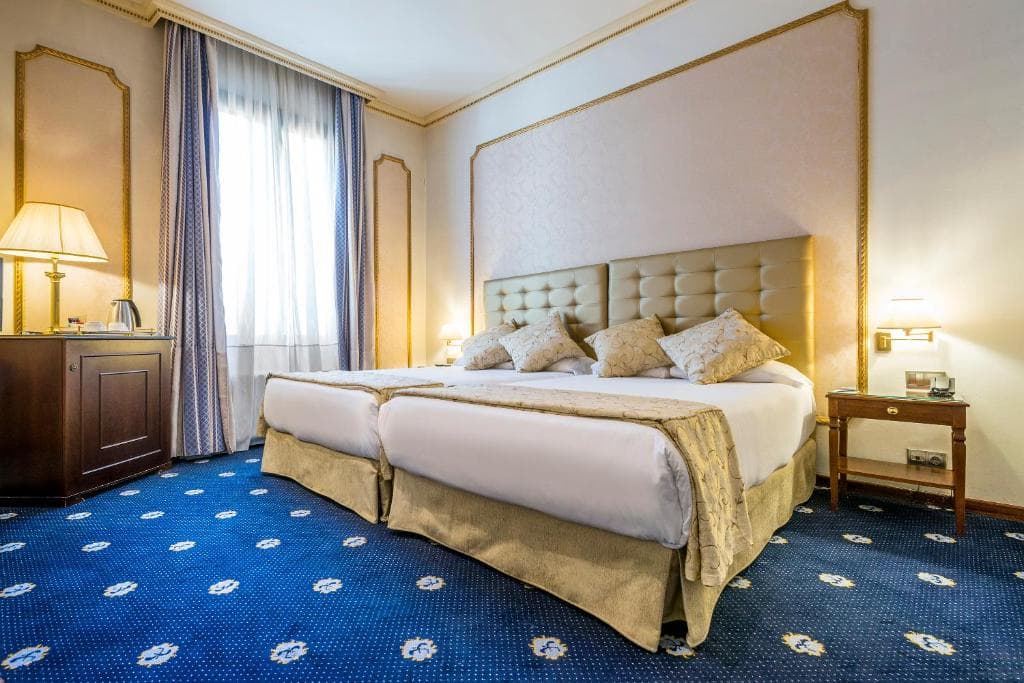 Roger de Llúria - 25