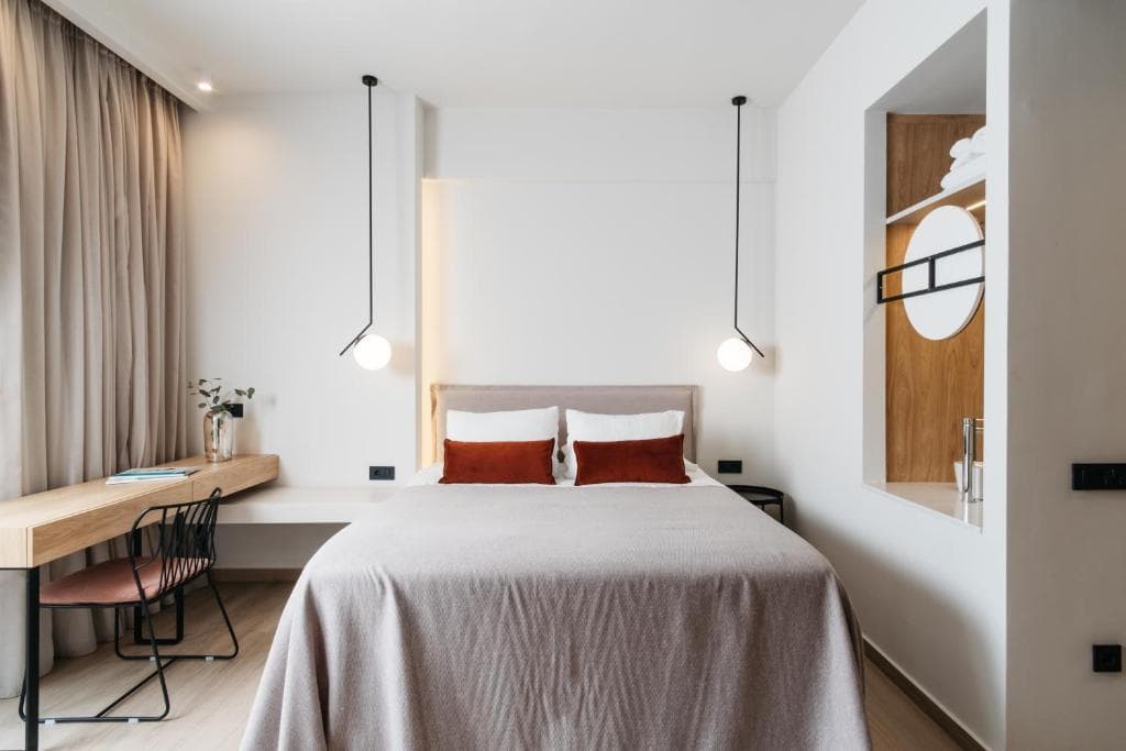 The City Hotel and Suites - 12