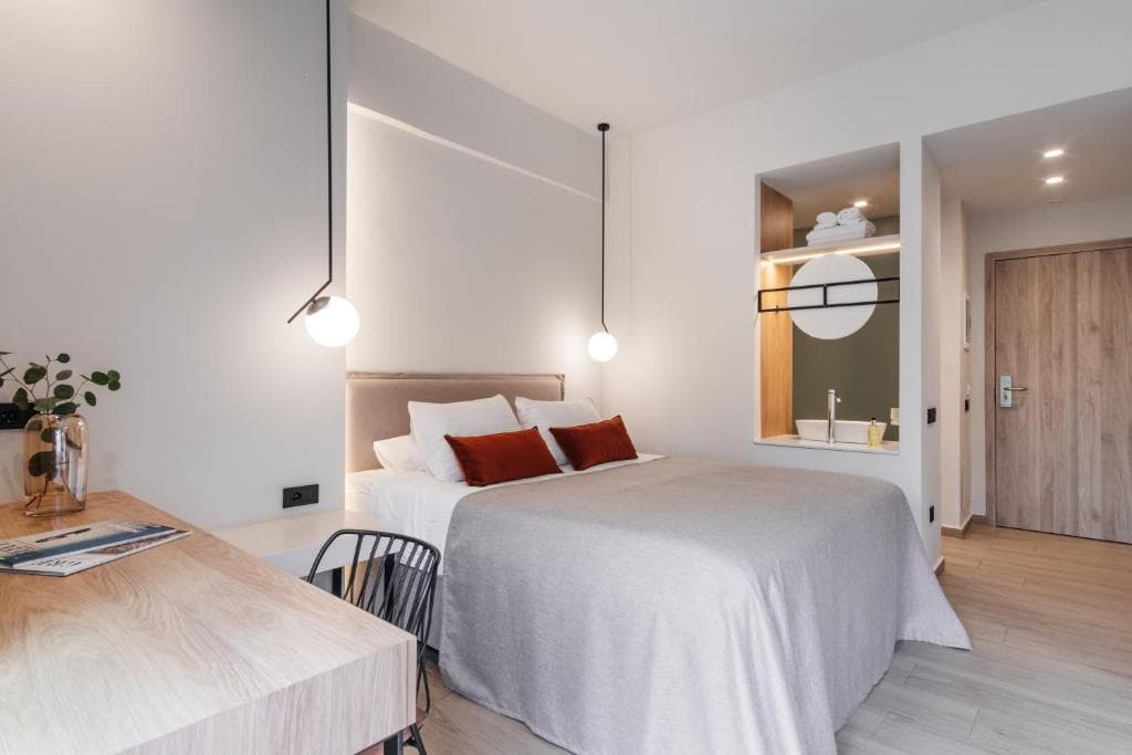 The City Hotel and Suites - 16