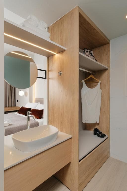 The City Hotel and Suites - 24