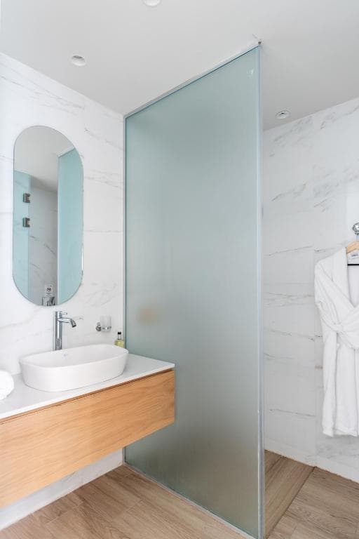 The City Hotel and Suites - 30