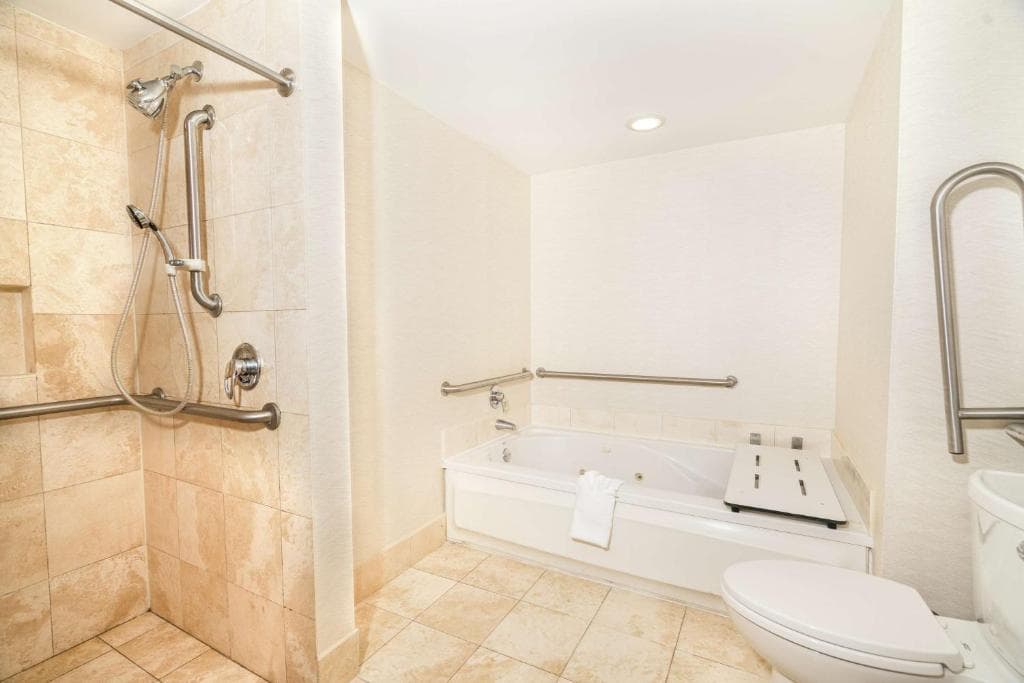 DoubleTree by Hilton Ocean Point Resort - North Miami Beach - 26