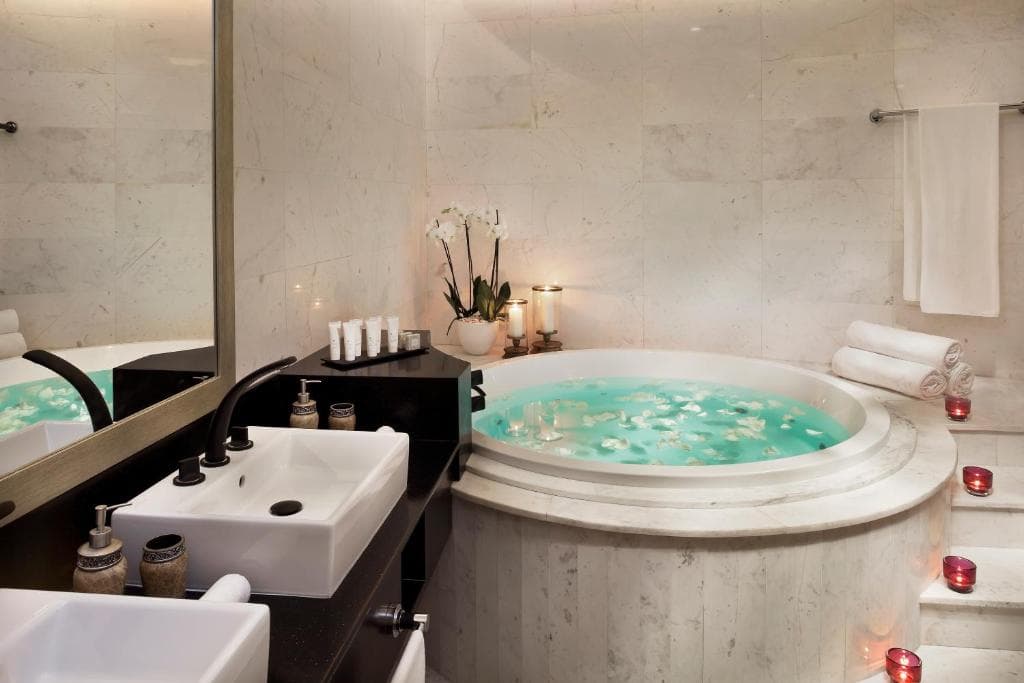 Crowne Plaza Doha West Bay - 2