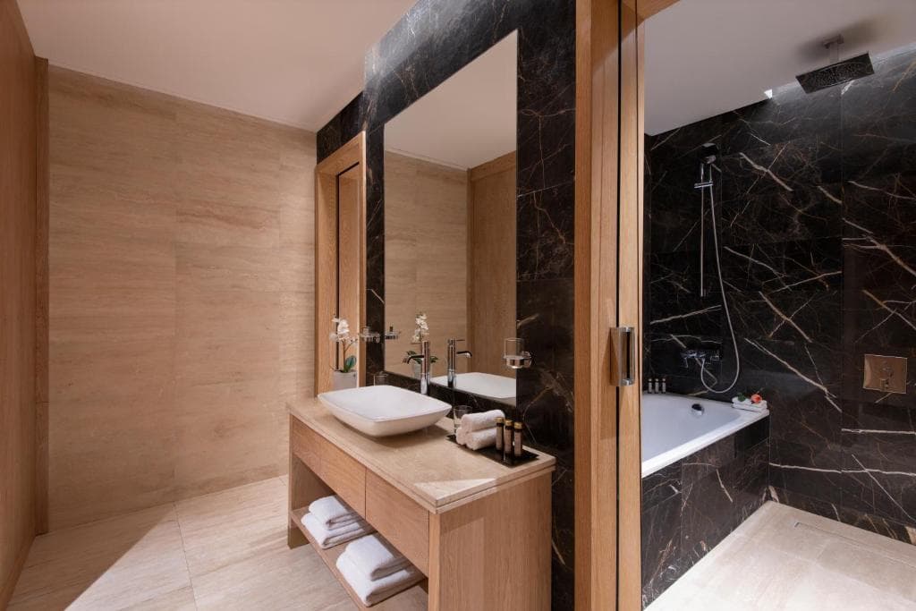 The Bentley Luxury Hotel & Suites - 7