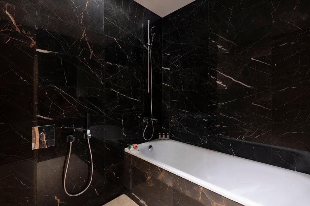 The Bentley Luxury Hotel & Suites - 8