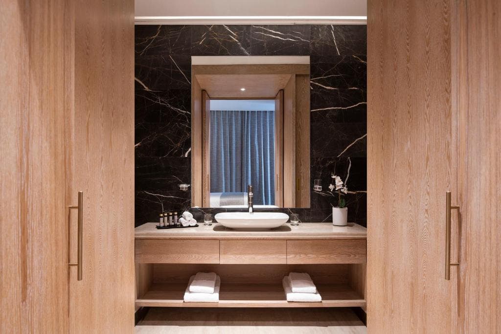 The Bentley Luxury Hotel & Suites - 9