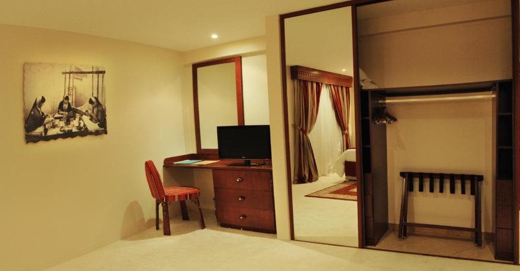 Al Liwan Suites - 23