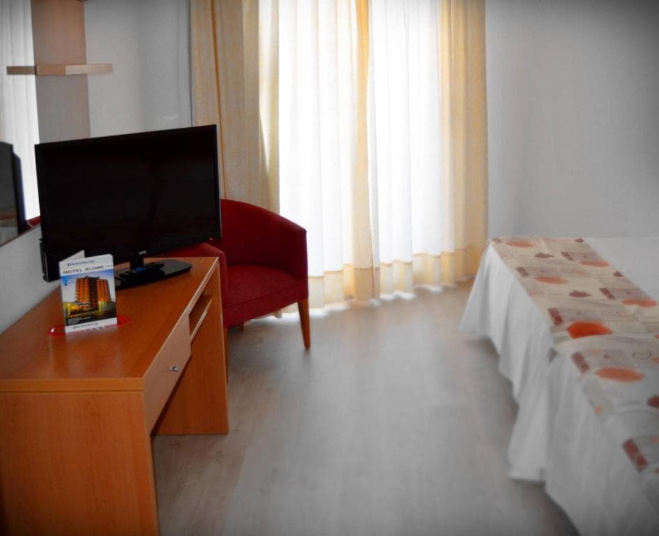 Hotel Alone - 6