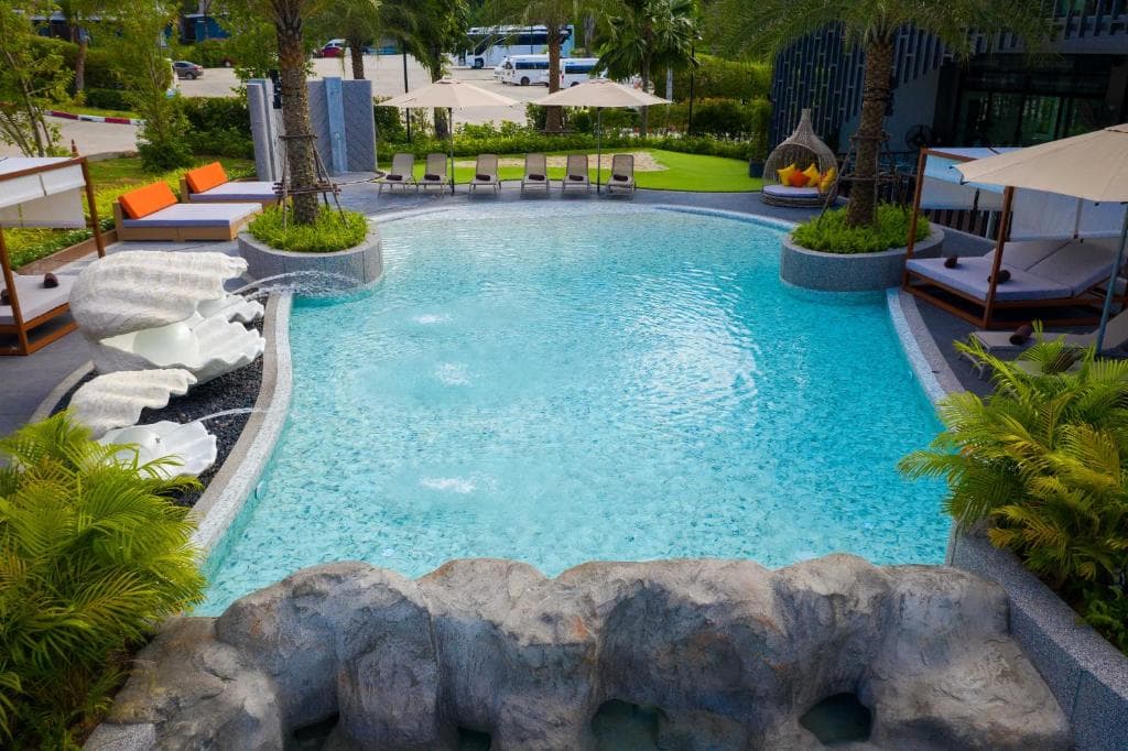 Patong Bay Hill Resort - 8