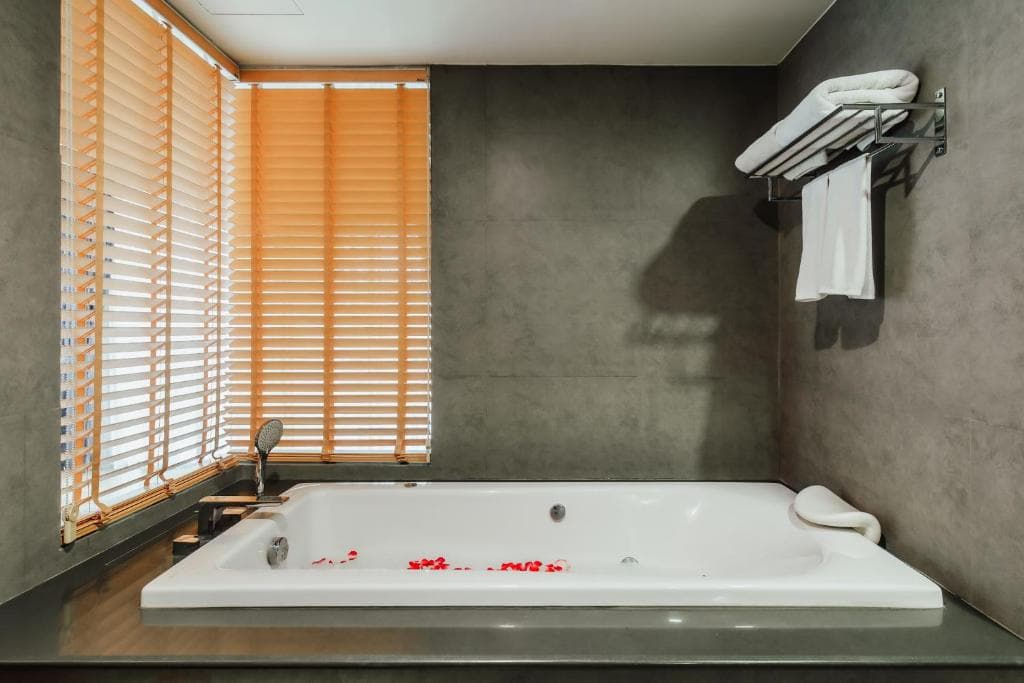 Hotel The Lunar Patong - 16