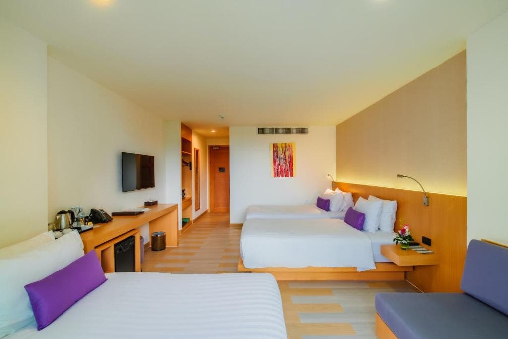 Hotel The Lunar Patong - 88