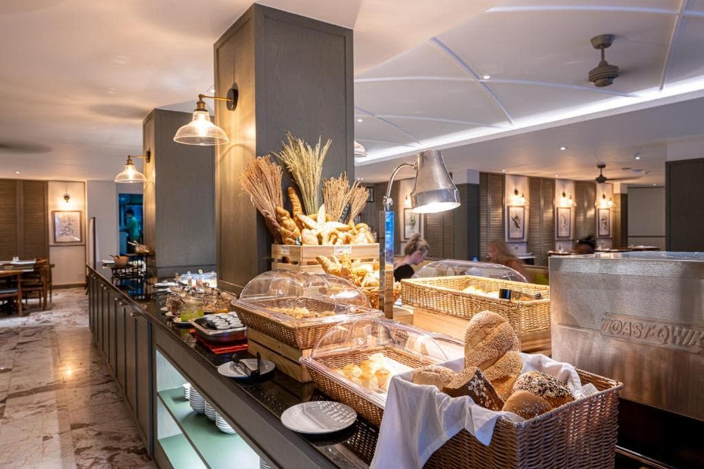 Sawaddi Patong Resort & Spa by Tolani - 9