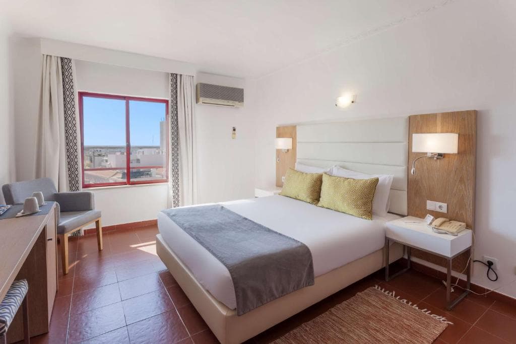 Best Western Hotel Dom Bernardo - 43