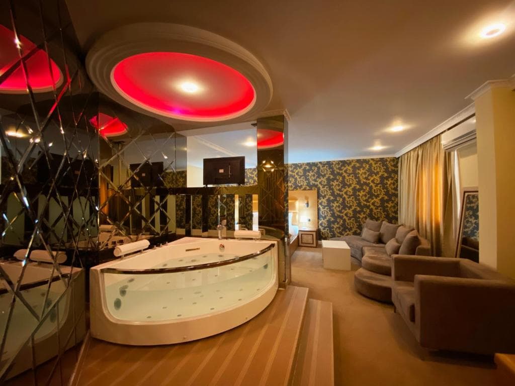 Hotel Deluxe - 2