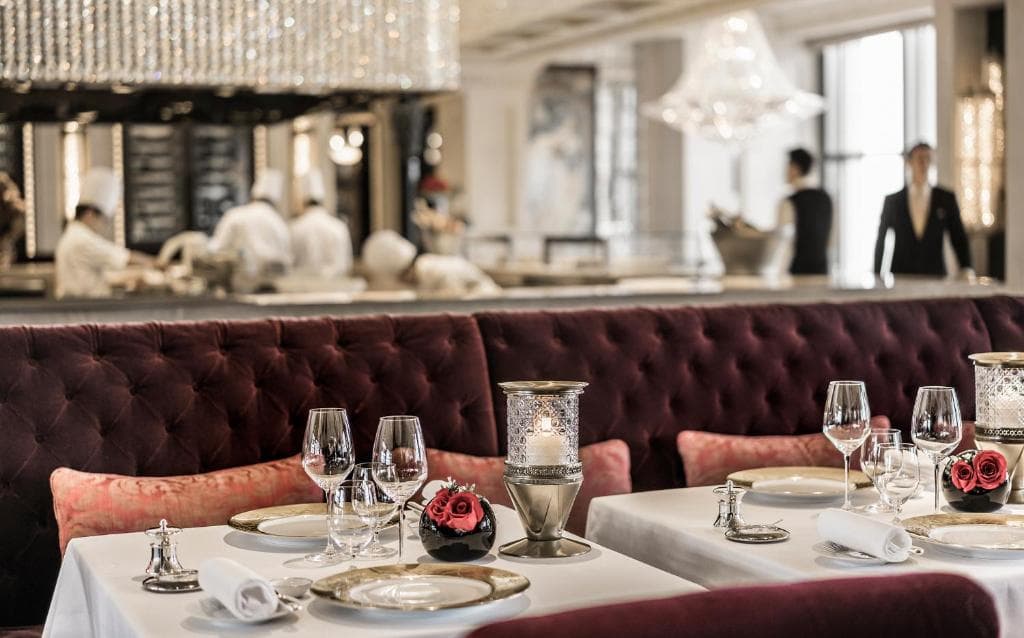 Four Seasons Hotel Hong Kong - 35