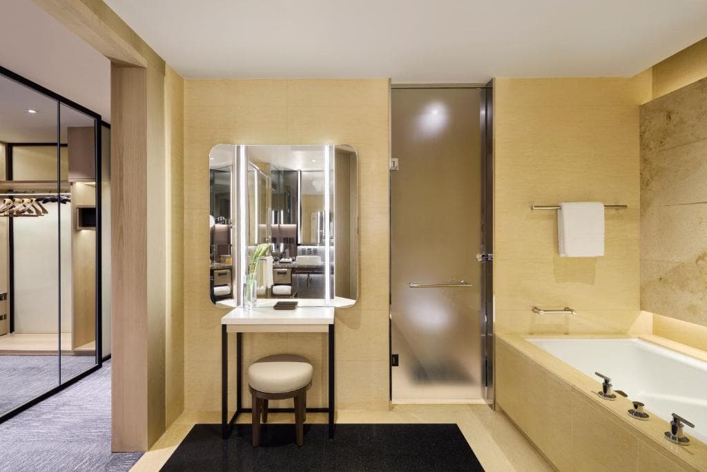 Four Seasons Hotel Hong Kong - 45
