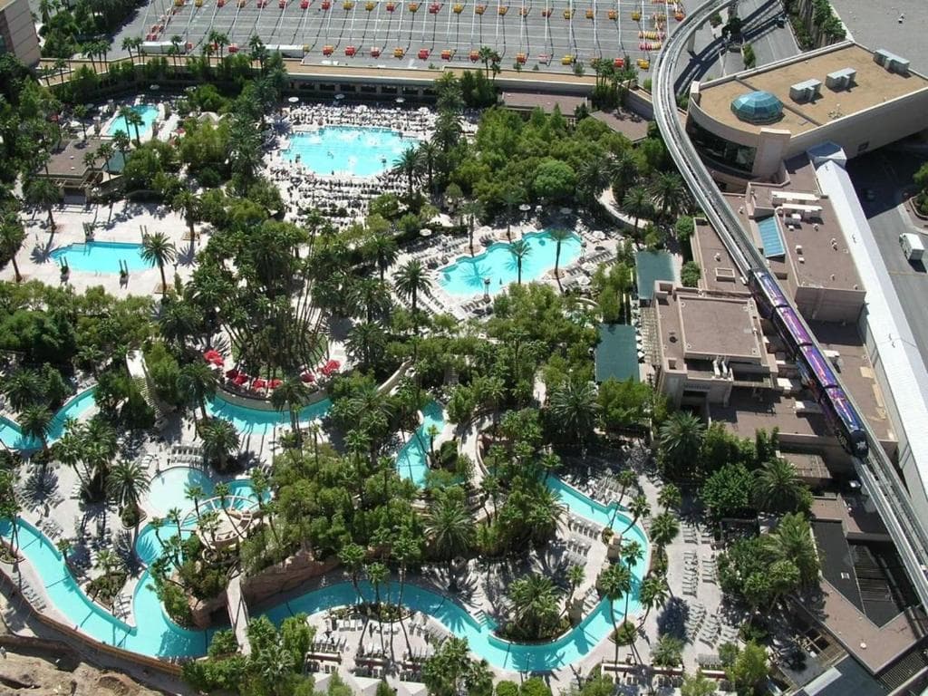 Jet Luxury at The Signature Condo Hotel - 4
