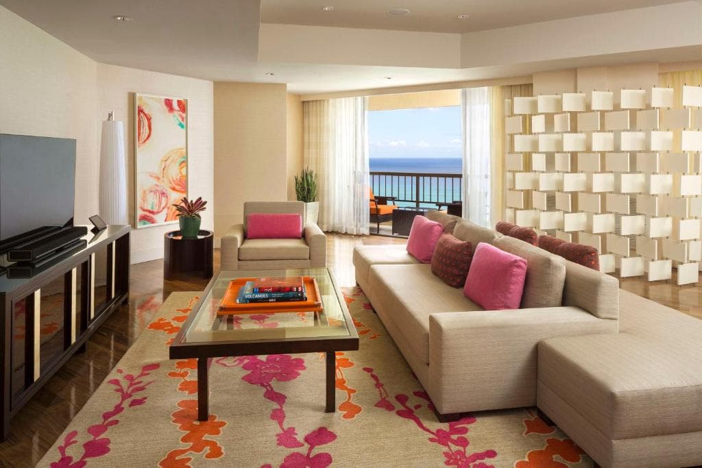 Hyatt Regency Waikiki Beach Resort & Spa - 3