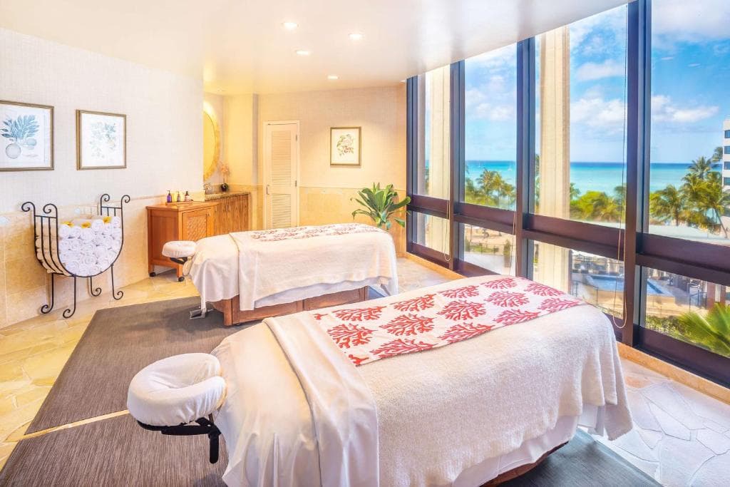 Hyatt Regency Waikiki Beach Resort & Spa - 5