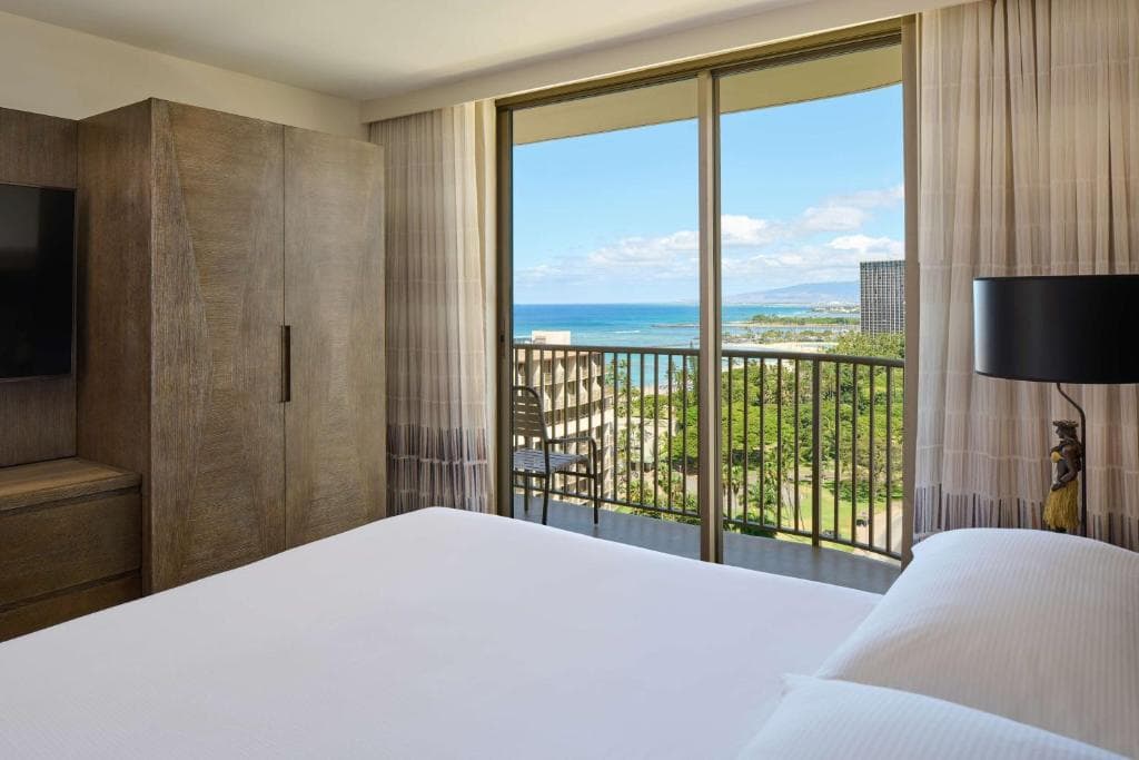 Embassy Suites by Hilton Waikiki Beach Walk - 2