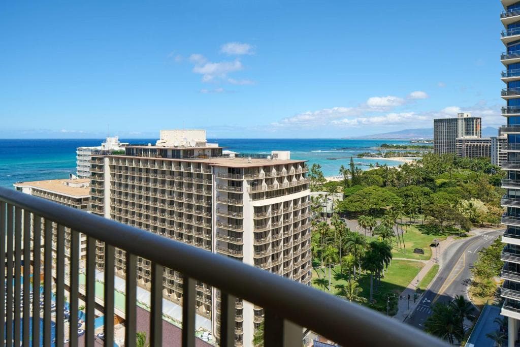 Embassy Suites by Hilton Waikiki Beach Walk - 14