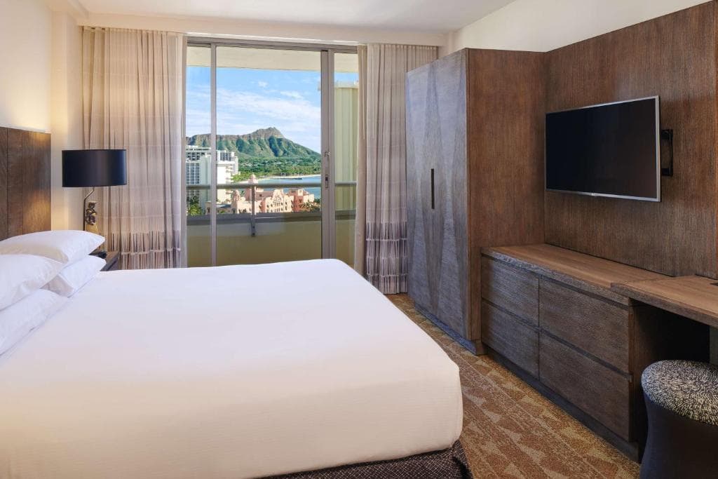 Embassy Suites by Hilton Waikiki Beach Walk - 17