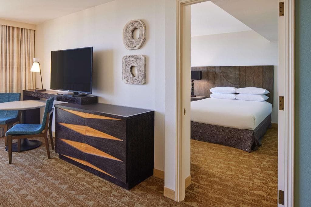 Embassy Suites by Hilton Waikiki Beach Walk - 18