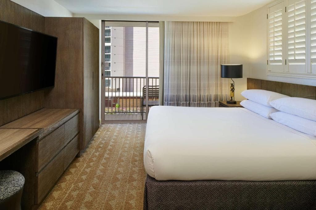 Embassy Suites by Hilton Waikiki Beach Walk - 20