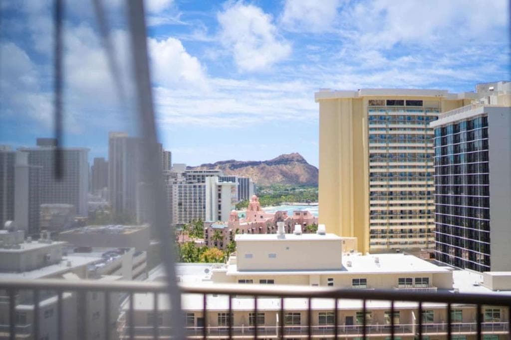 Embassy Suites by Hilton Waikiki Beach Walk - 31