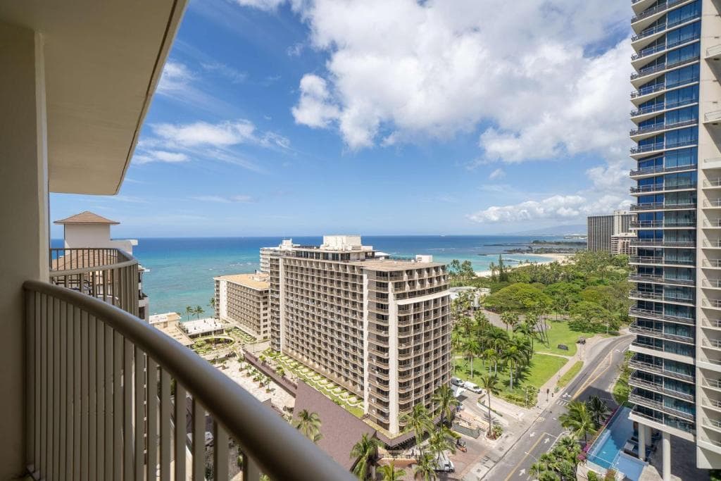 Embassy Suites by Hilton Waikiki Beach Walk - 34