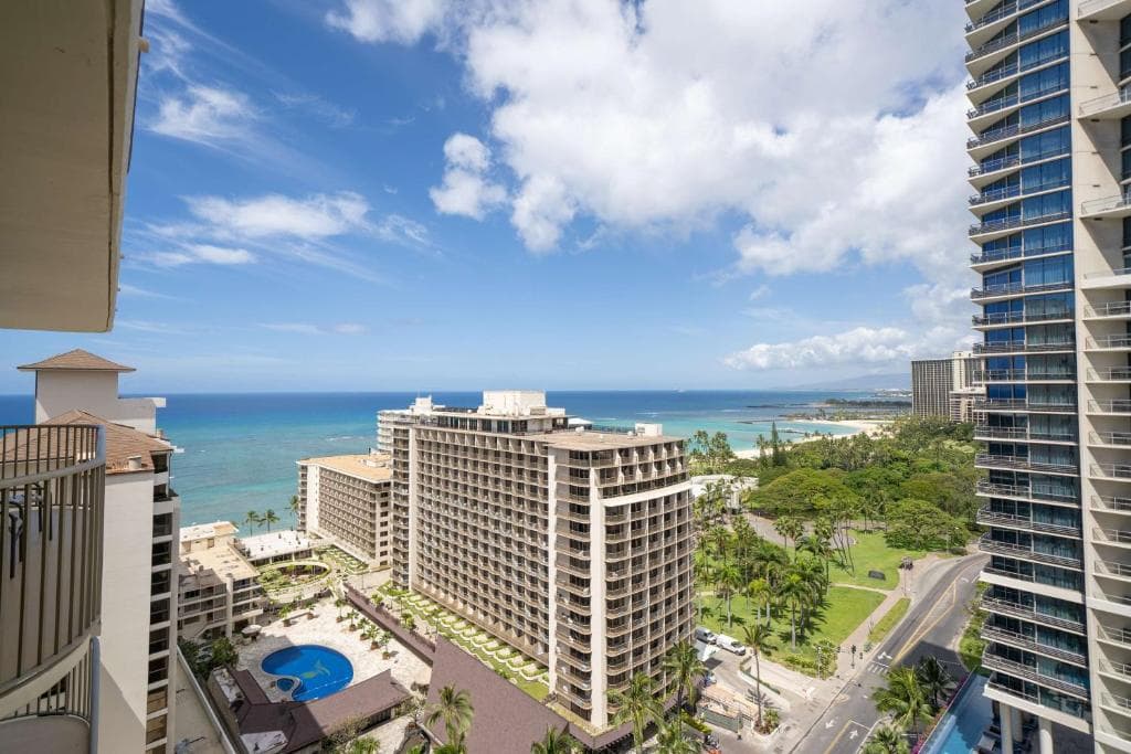 Embassy Suites by Hilton Waikiki Beach Walk - 35