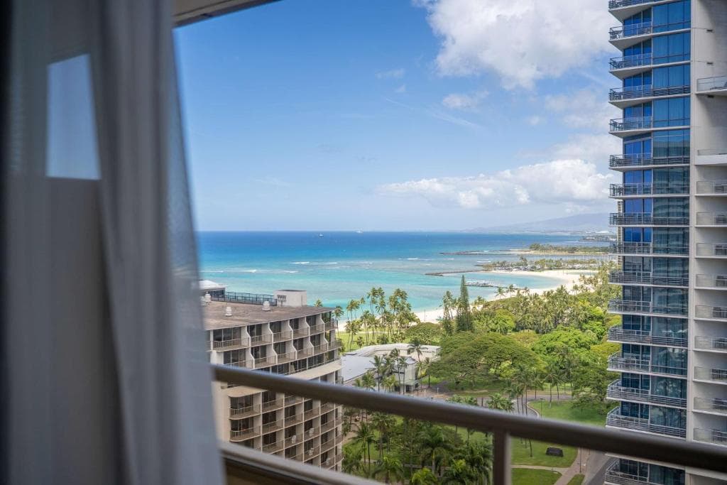 Embassy Suites by Hilton Waikiki Beach Walk - 36