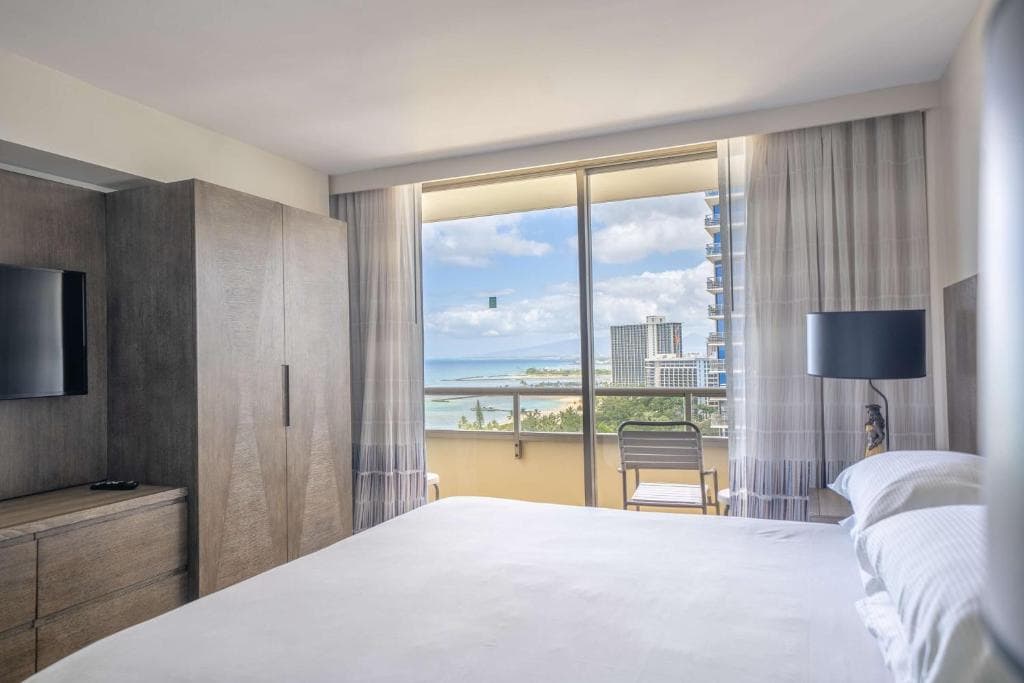 Embassy Suites by Hilton Waikiki Beach Walk - 39