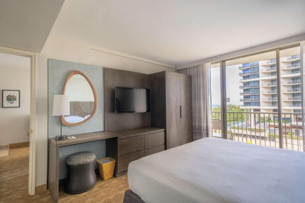 Embassy Suites by Hilton Waikiki Beach Walk - 40
