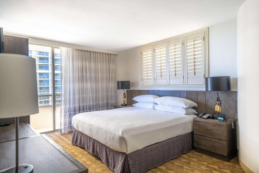 Embassy Suites by Hilton Waikiki Beach Walk - 41