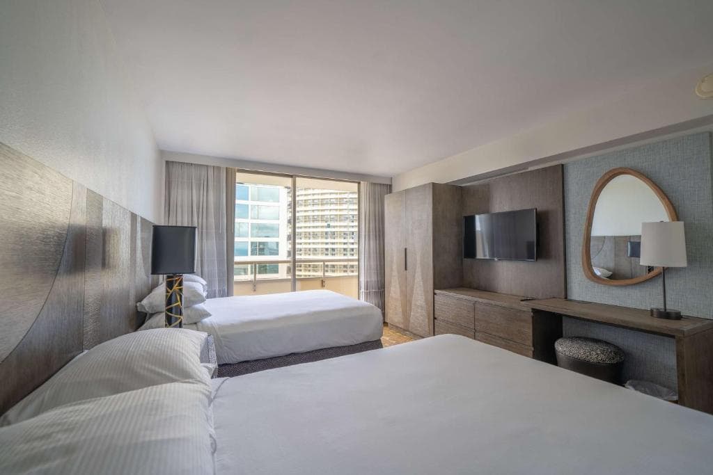 Embassy Suites by Hilton Waikiki Beach Walk - 45