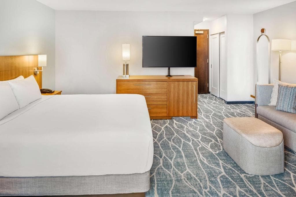 Hyatt Place Waikiki Beach - 11