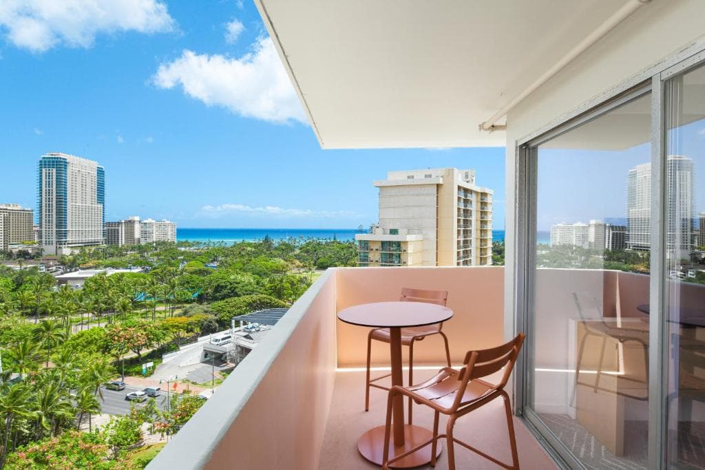 Romer Waikiki at The Ambassador - 32