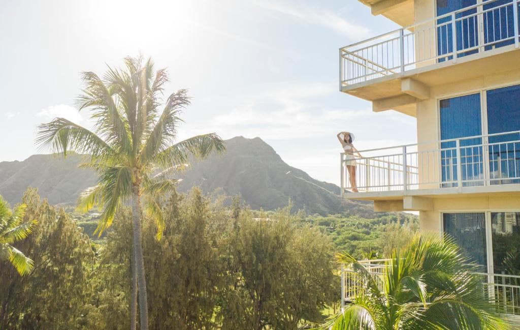 Kaimana Beach Hotel - 12