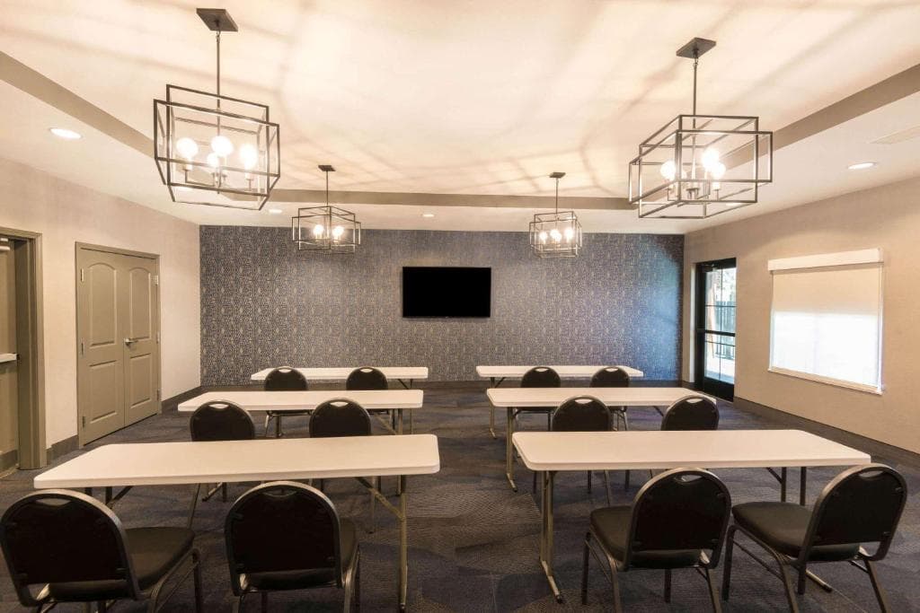 La Quinta Inn & Suites by Wyndham Las Vegas Airport South - 37