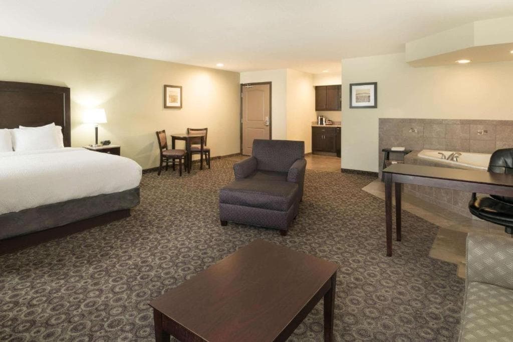 La Quinta Inn & Suites by Wyndham Las Vegas Airport South - 38