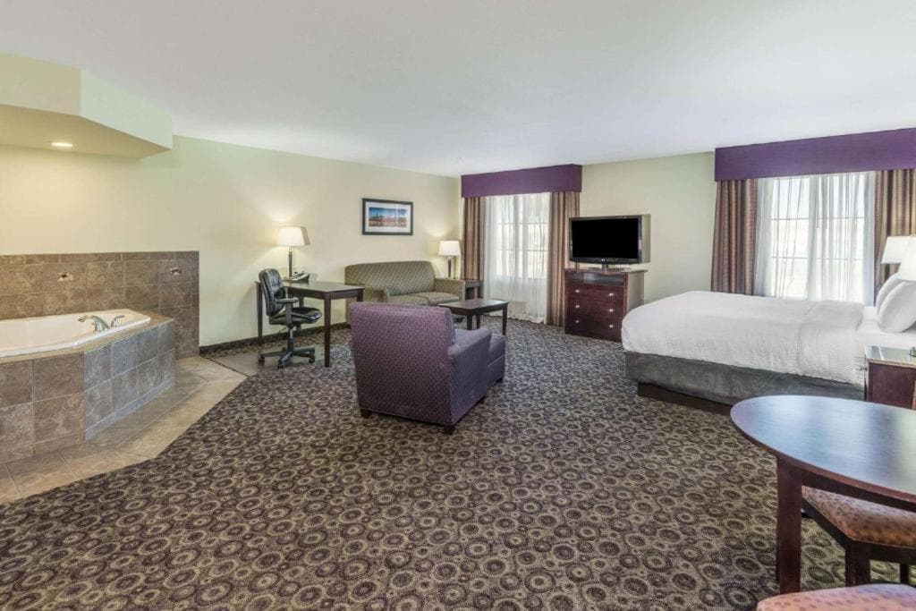 La Quinta Inn & Suites by Wyndham Las Vegas Airport South - 41