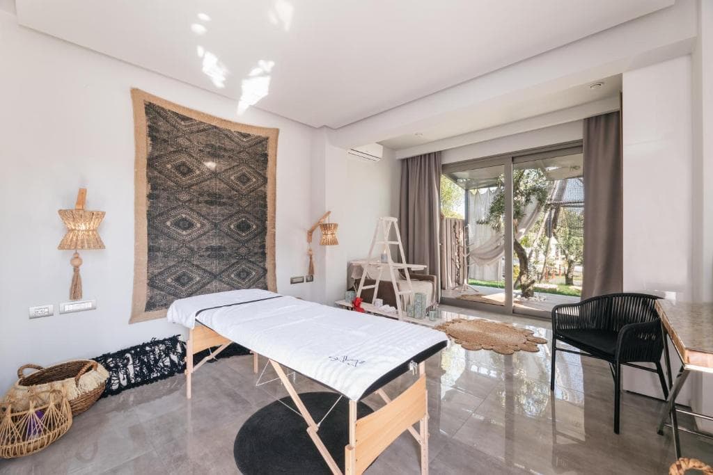 Blue Carpet Luxury Suites - 15